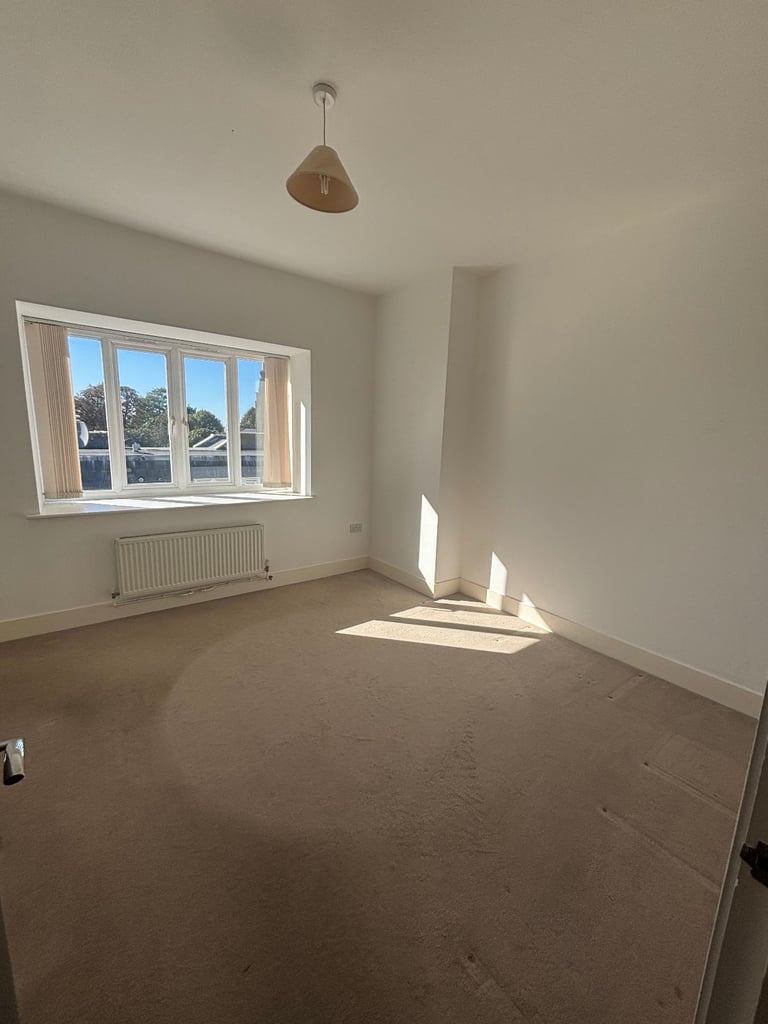 Beautiful Large 2 Bed / 2 Bath Flat with Balcony – Available Immediately!