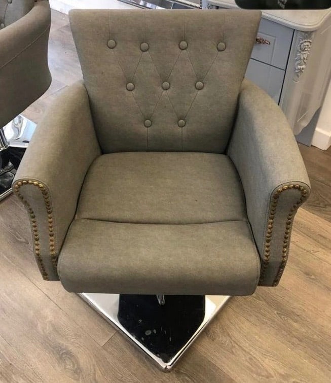 Selling 3 Hairdressers Chairs’