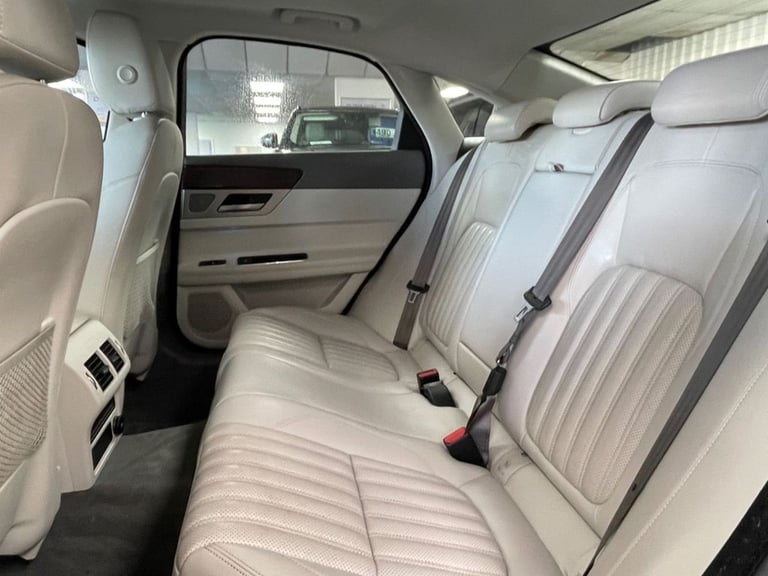 2017 Jaguar XF 2.0d Portfolio Saloon 4dr Diesel Auto Euro 6 (s/s) (180 ps) Saloon Diesel Automatic