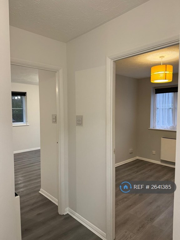 2 bedroom flat in Wordsworth Mead, Redhill, RH1 (2 bed) (#2641385)