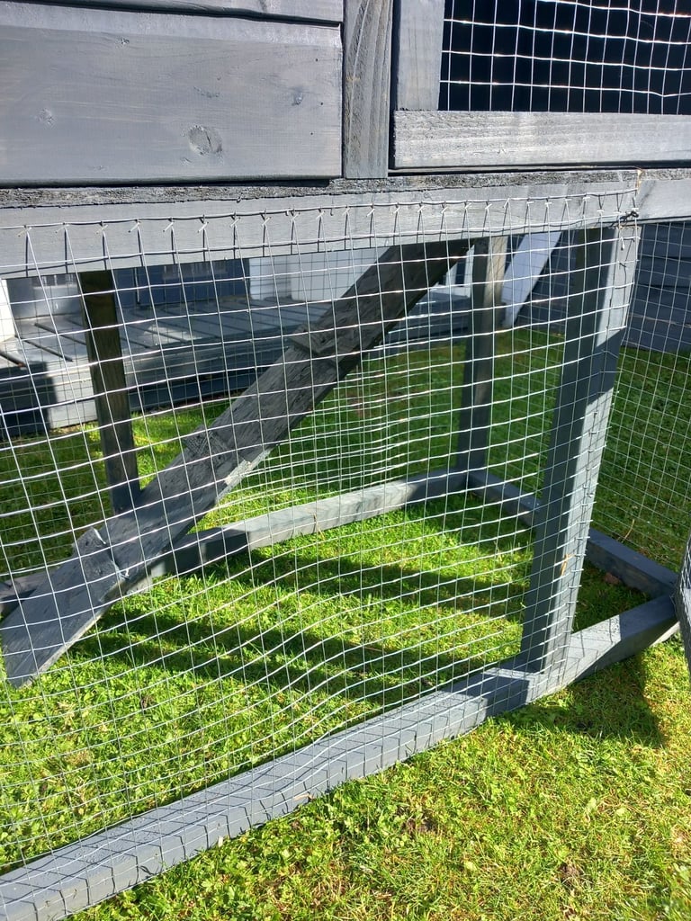 Brand new rabbit hutch with run 