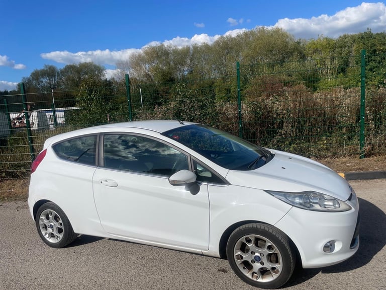 FORD FIESTA 1.2 ZETEC 12 REG WHITE 3 DOOR MOT FEBRUARY 24TH 2026 TAX £165 LOW INSURANCE 50+MPG