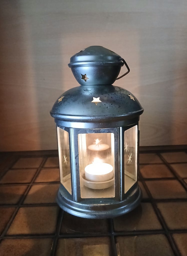 Six garden lanterns with six metal stakes