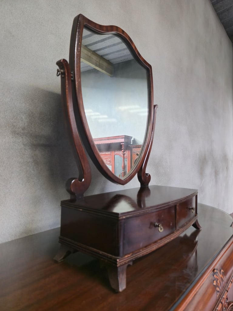 An early 20th century mahogany dressing table or toilet mirror