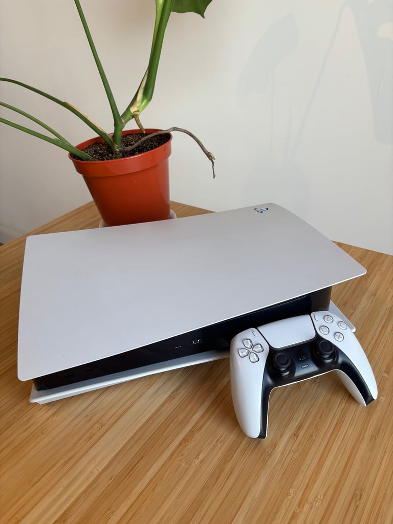 🎮 PlayStation 5 (Disc Edition) + 4 Games