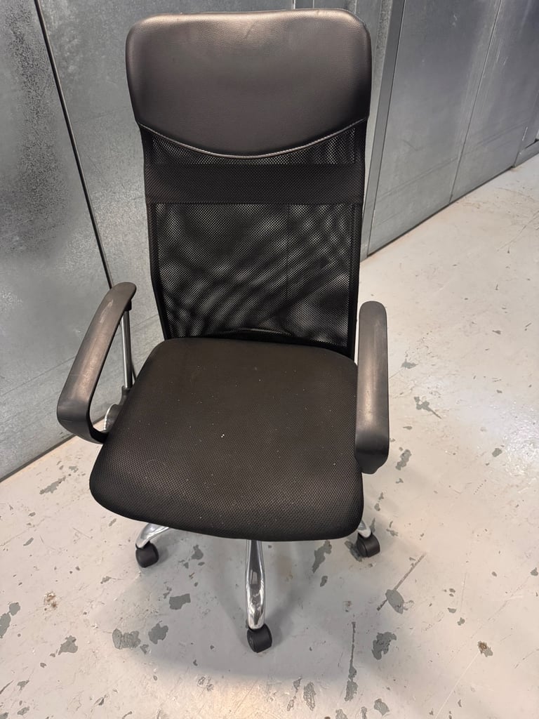 Black office chair
