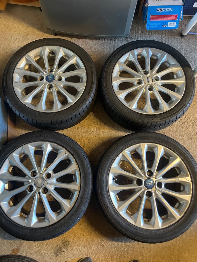 Ford fiesta 16 inch alloy wheels New tyres 