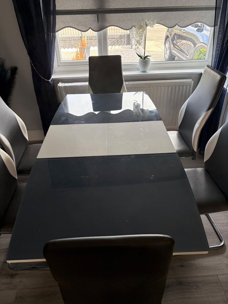 image for Extendable dining table with 6 chairs 