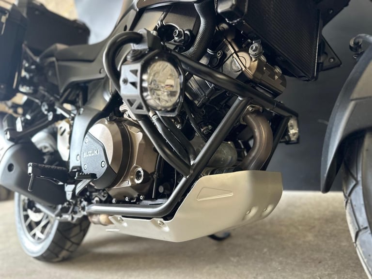 STUNNING ONE OWNER 2023/23 SUZUKI V-STROM 1050 DE MOTORCYLE 