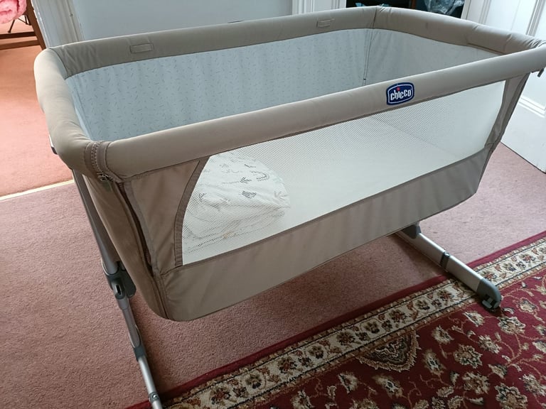 Chicco next to me bedside crib with sheets