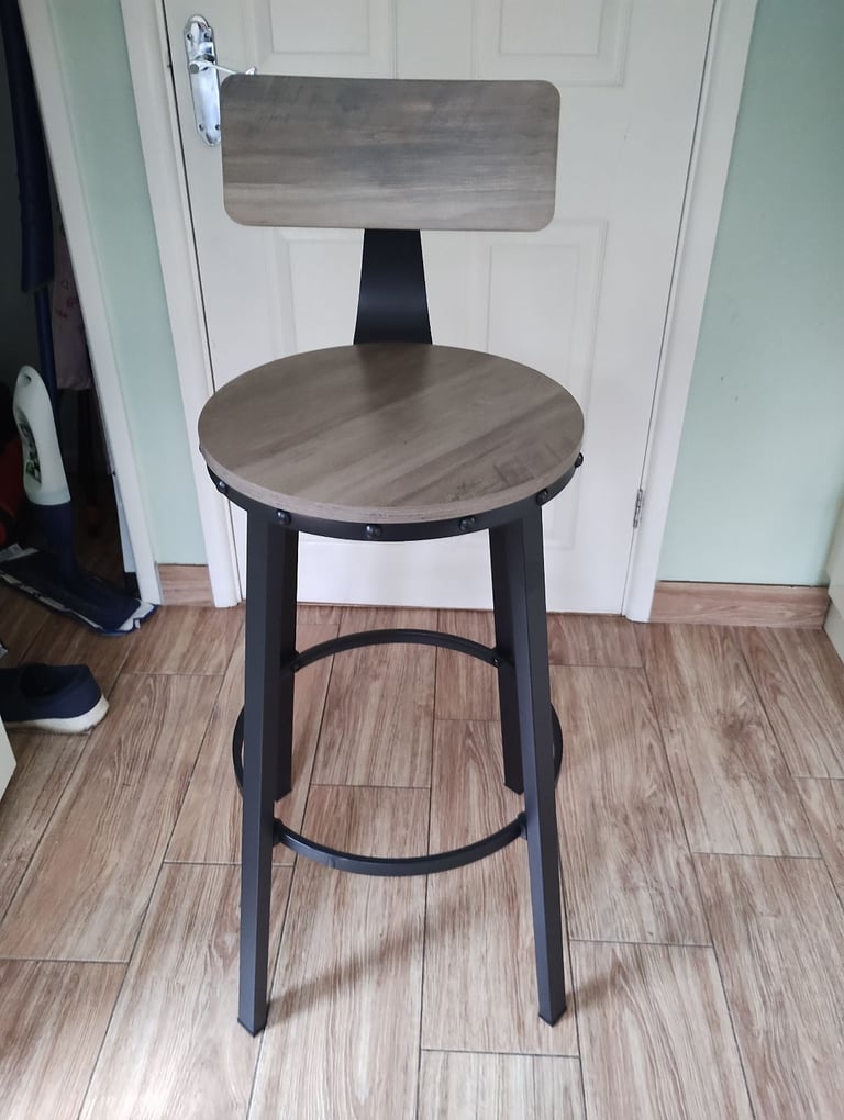 2 High stools