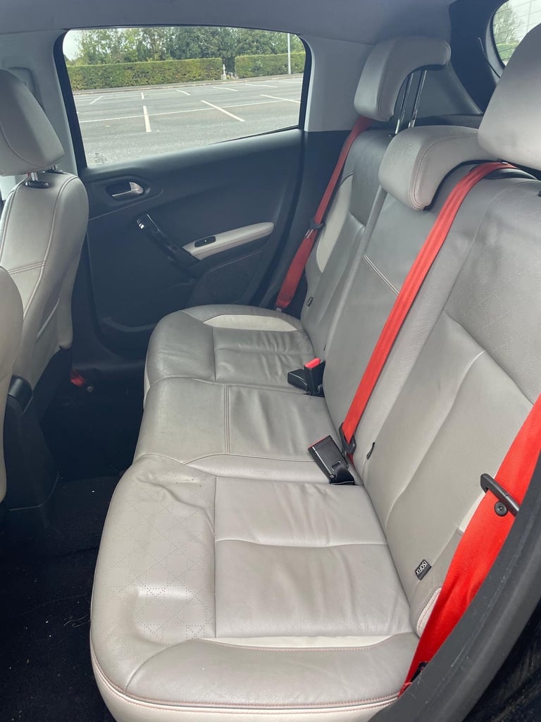 Peugeot, 208, Hatchback, 2015, Manual, 1560 (cc), 5 doors