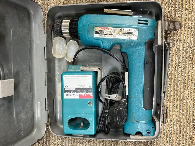 makita 9.6v drills and torch
