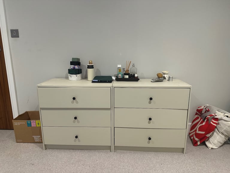 2 sets of chest of drawers