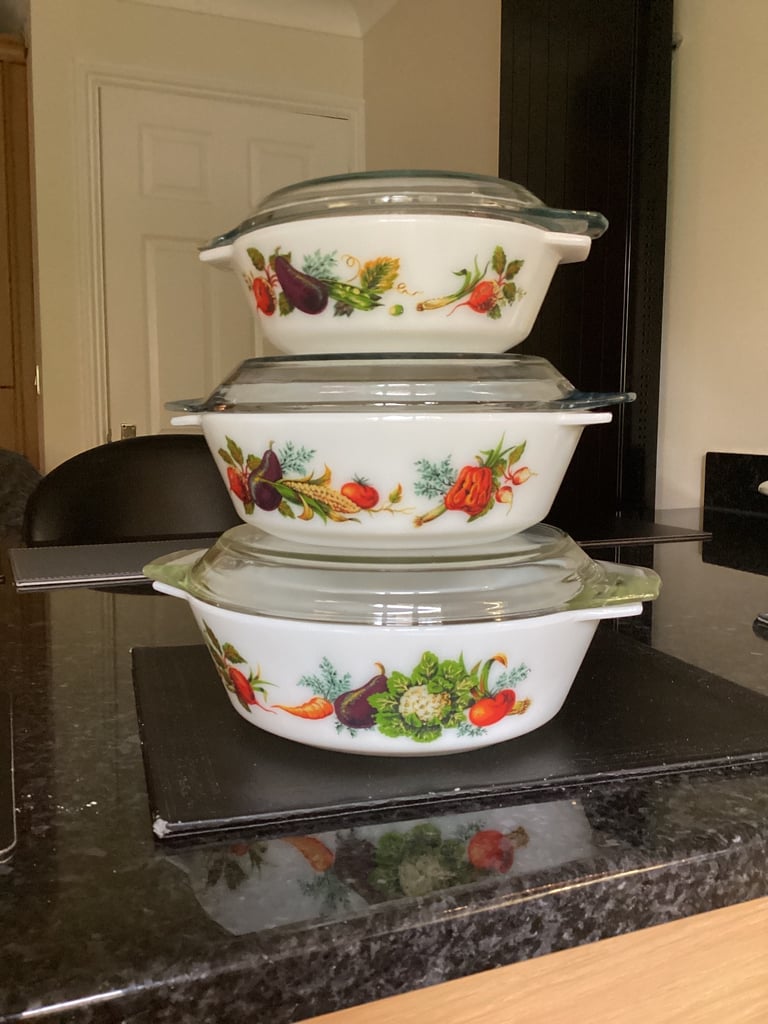 Set of 3 Pyrex dishes