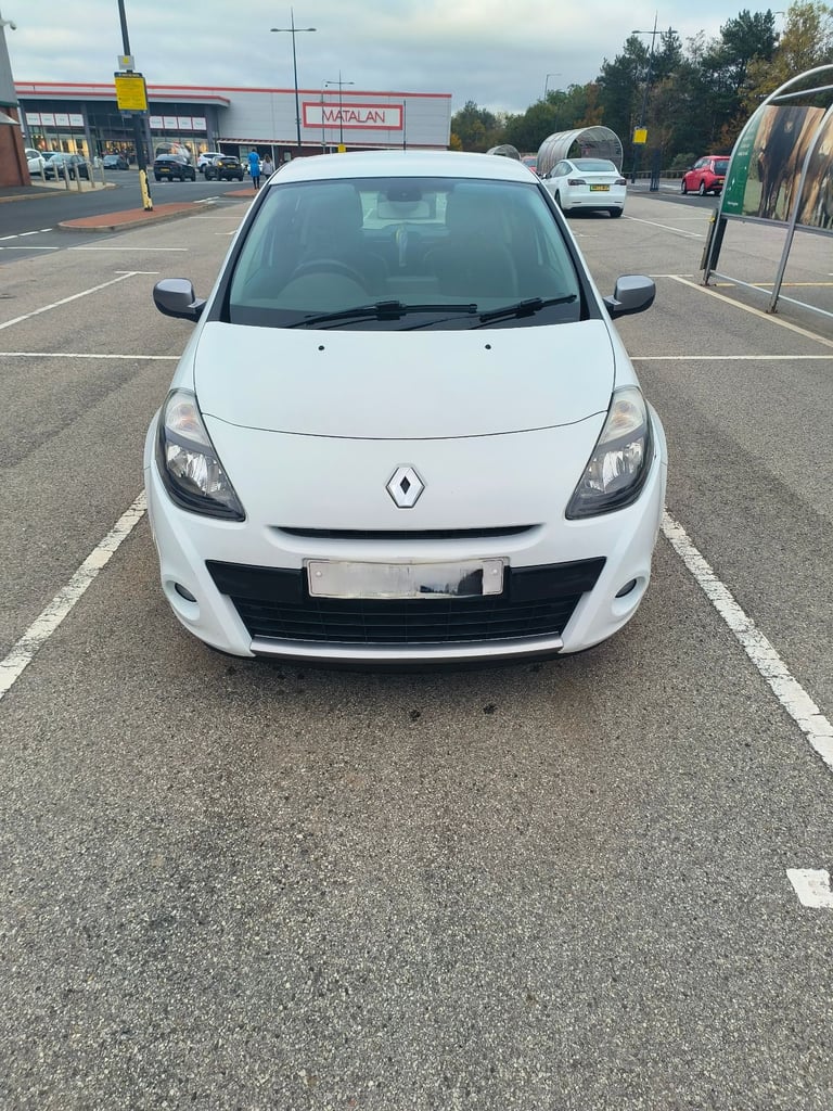 2011 Renault CLIO dynamique TomTom series.