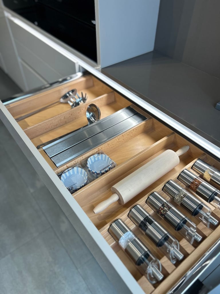 60% OFF - Sahara Lux Ex-display Kitchen for sale + Siemens Appliances & Quartz Worktop included
