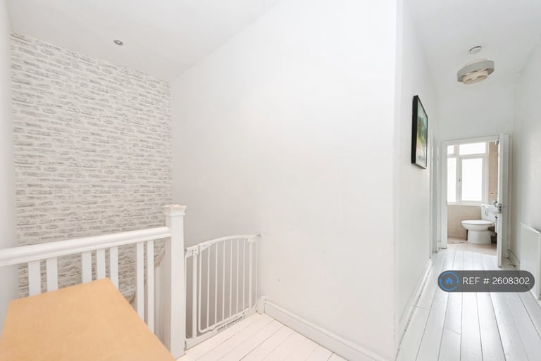 2 bedroom flat in Upper Richmond Road West, London, SW14 (2 bed) (#2608302)