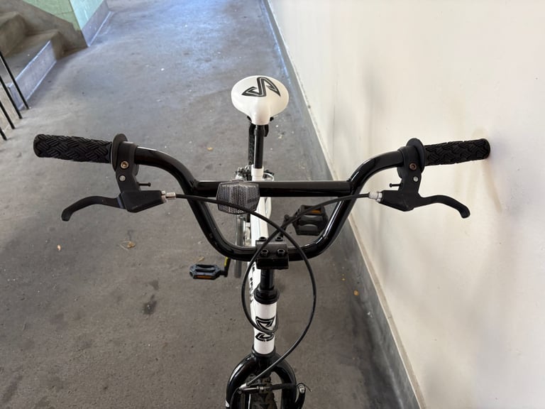 BMX  BIKE  OLLIE SPIKE 20 inch wheels  20 inch frame near mint condition £ 80