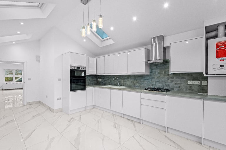 3 Bed 2 Bath 1WC House To Let SL4 ! **OPEN TO COMPANY LET**