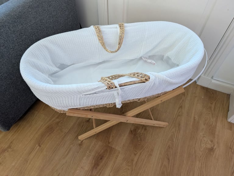 image for Kinder Valley moses basket with mattress and folding stand