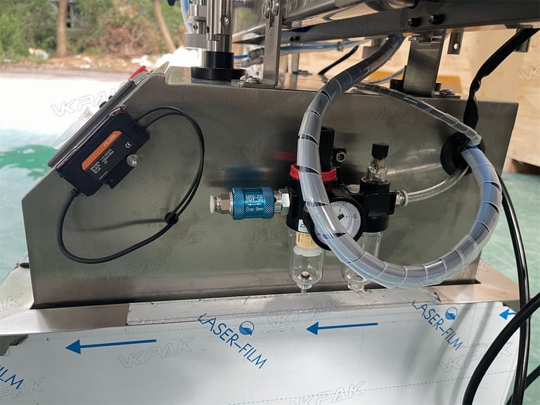 Automatic Tabletop Spray Cap Screw Capping Sealing Machine for Plastic Pet Glass Bottle