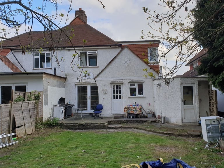 Spacious Double Bedroom in Semi-Detached House – New Malden, KT3 – All Bills Included