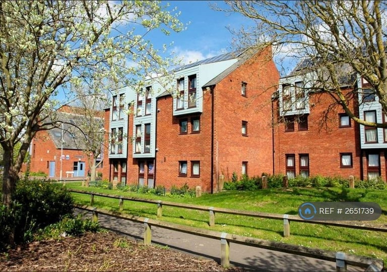 1 bedroom flat in Wycliffe End, Aylesbury, HP19 (1 bed) (#2651739)