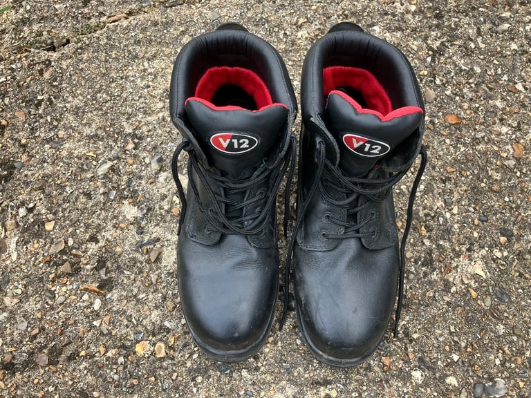 Immaculate V12 Safety Boot size 9