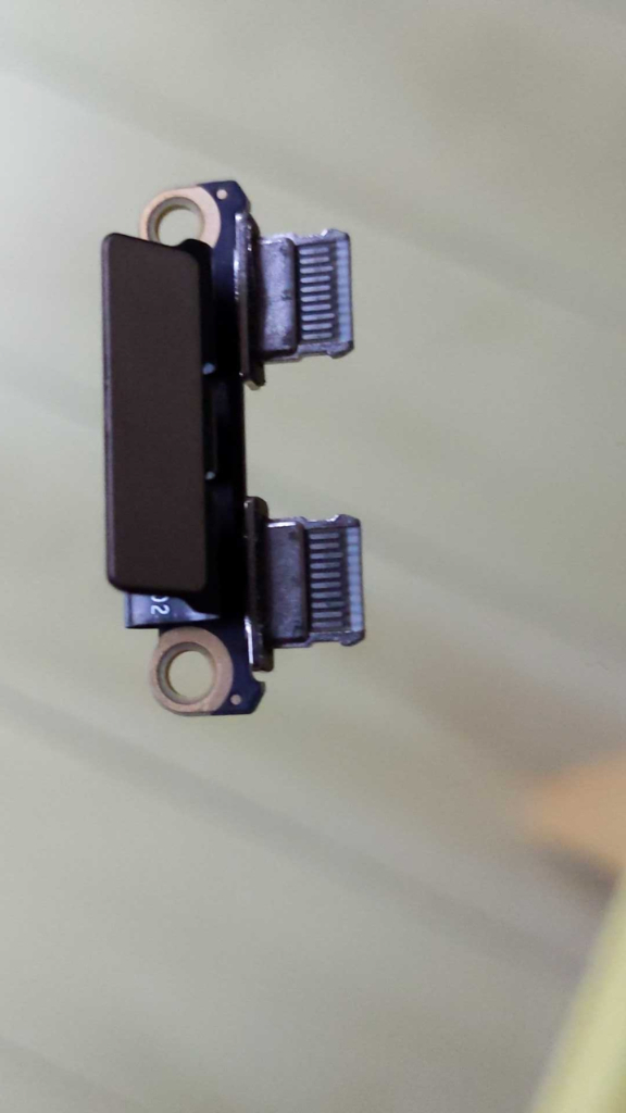 Macbook Pro A1989 USB 01646-02