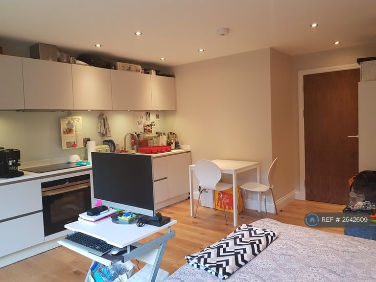 Studio flat in Ferdinand Street, London, NW1 (#2642609)