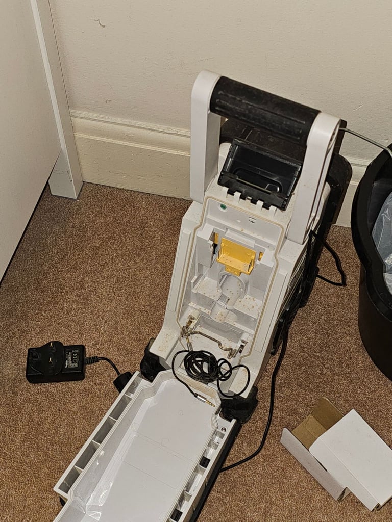  Makita DMR104 DAB/FM Job‑Site Radio – White – Makita DMR110 DAB/FM Site Radio - Barely Used