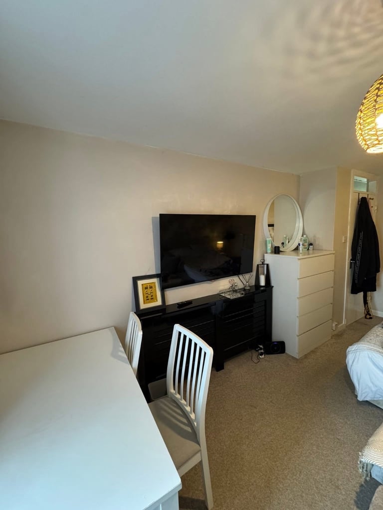 Room to rent in shared 2 bed flat 