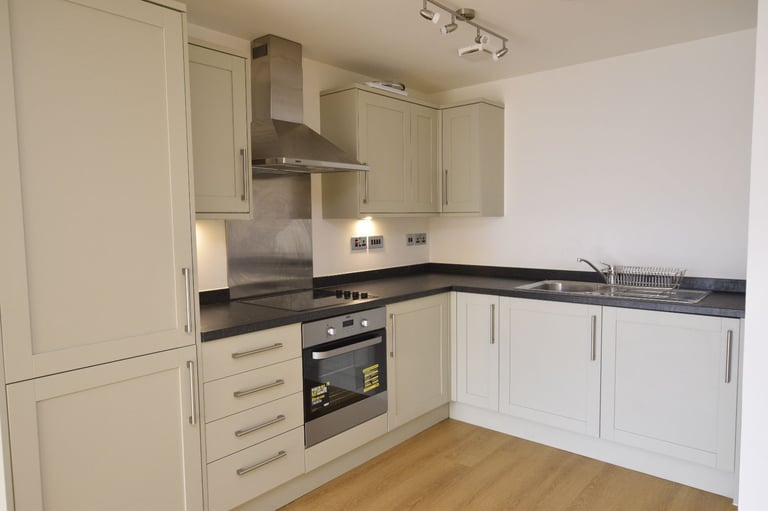 Large Studio/1 bedroom unfurnished flat in a modern, converted building. Fishponds
