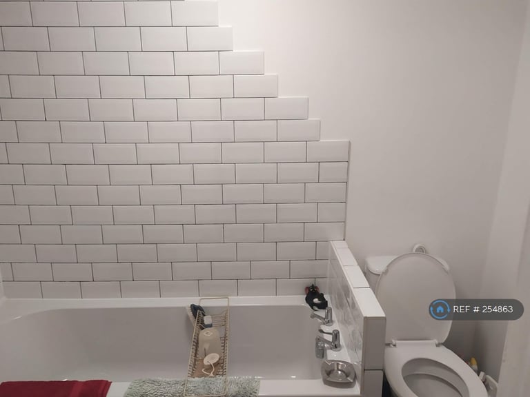 2 bedroom flat in Eastbrook Place, Dover, CT16 (2 bed) (#254863)