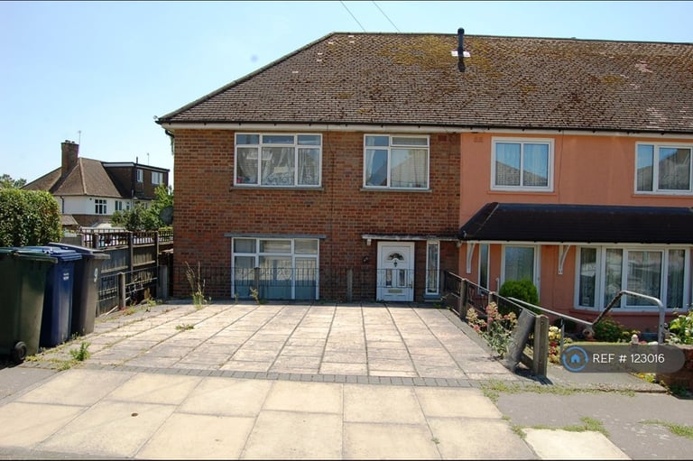 image for 4 bedroom house in Rushden Garden, London, NW7 (4 bed) (#123016)