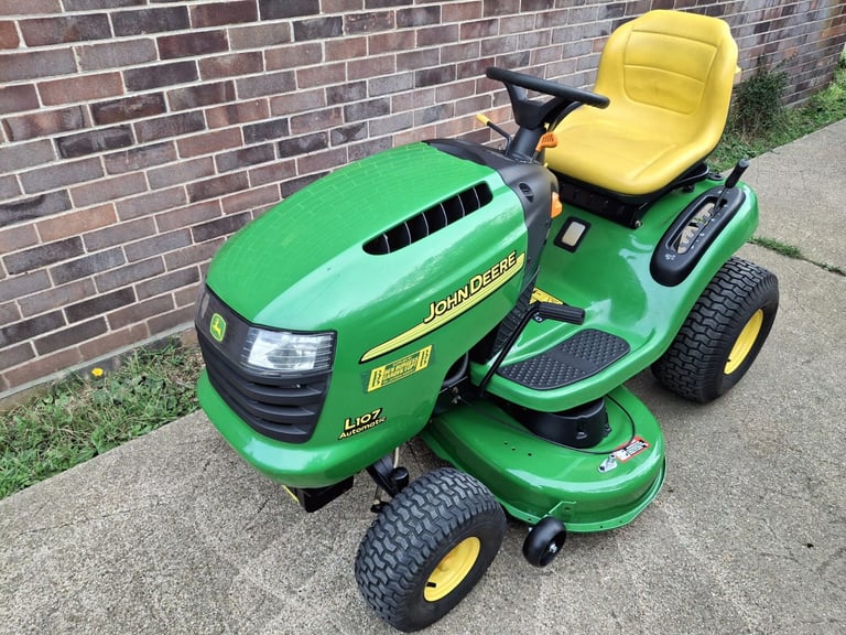 John Deere L107 Ride on Mower LIKE NEW