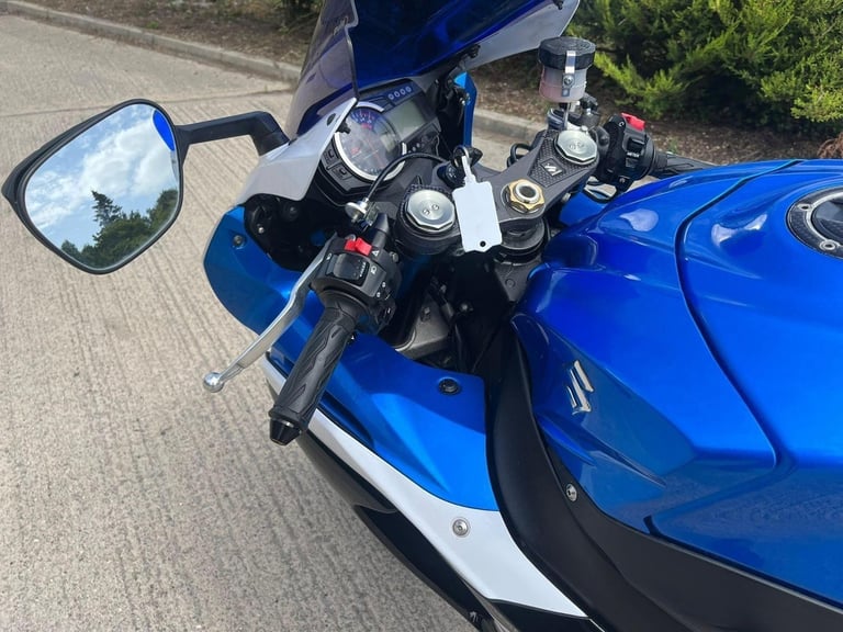 2014 14 SUZUKI GSXR 1000 L4 BLUE  WHITE SPORTS R1 GSXR1000 - LOW MILES CBR