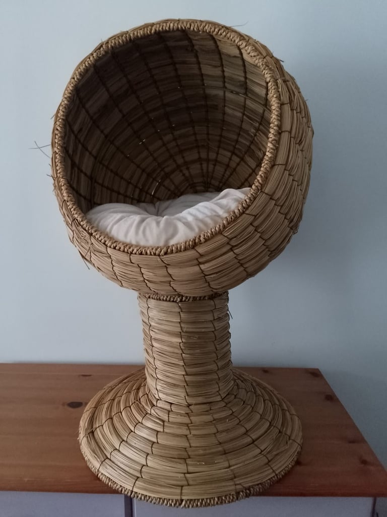 Wicker elevated Cat bed with cushion 