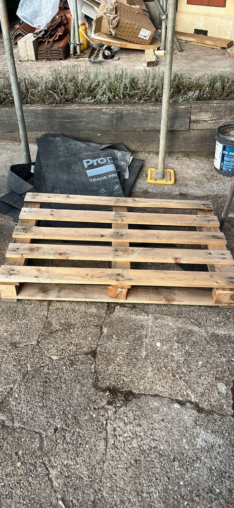 One wooden pallet 