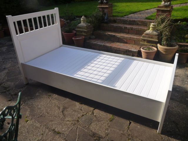 Sturdy White Single Bed & Mattress in Ex Cond