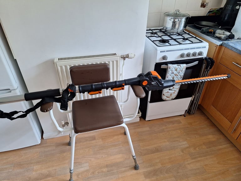 image for 20v WORX extendable hedge trimmer 