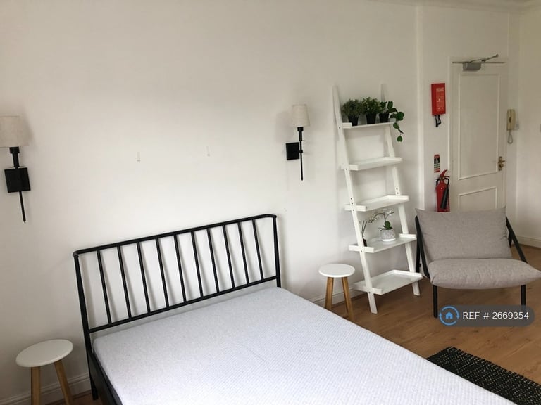 Studio flat in Lancaster Gate, London, W2 (#2669354)