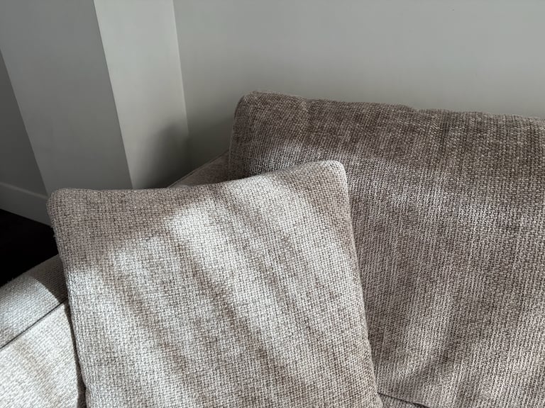 ✨ Beautiful Carson 4-Seater Chenile Sofa – Comfortable, Neutral Tone, Excellent Condition 🛋️