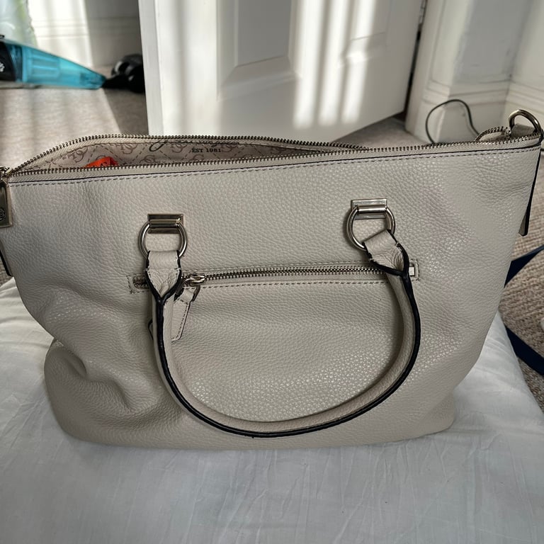Hand bag Guess in Ilford, London Gumtree