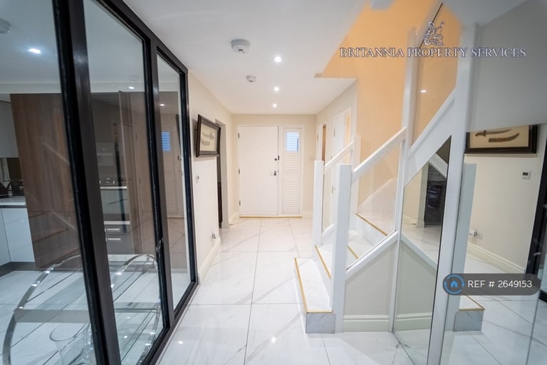 3 bedroom flat in The Mailbox, Birmingham, B1 (3 bed) (#2649153)