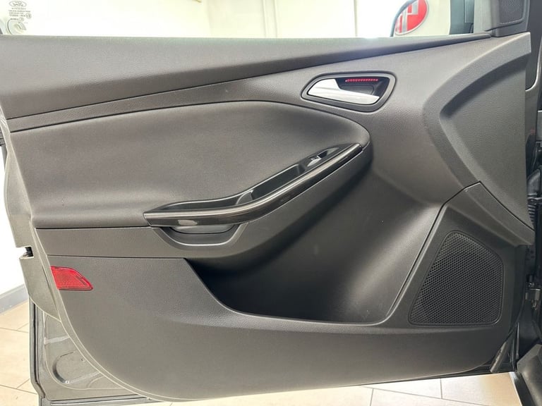 2015 Ford Focus 1.0 EcoBoost 125 Titanium 5dr HATCHBACK PETROL Manual