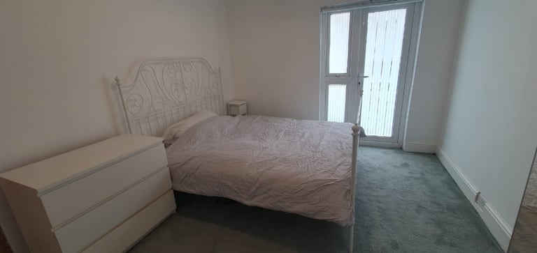 Dble room in large newly renovated house (single occupancy only) 