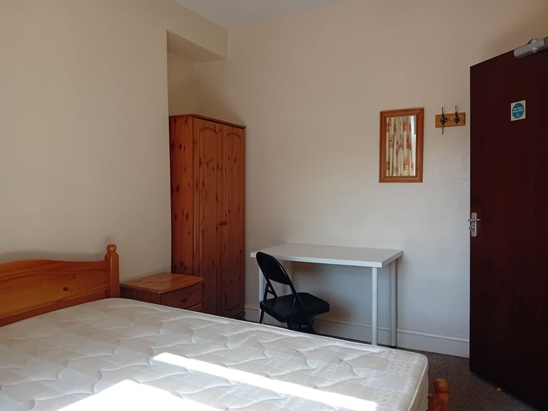 4 DOUBLE ROOMS IN WESTBURY STREET HOUSE TO RENT- STRICTLY STUDENTS ONLY.