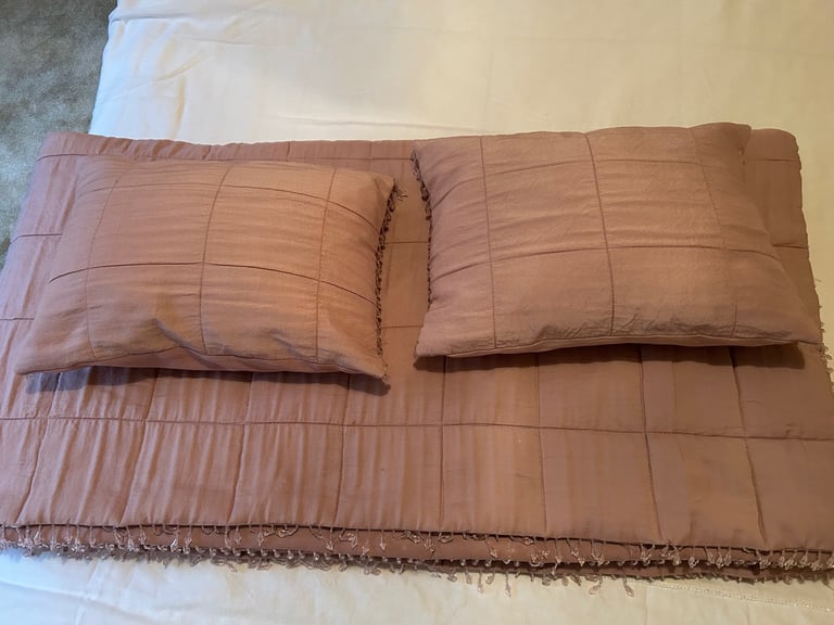 Laura Ashley Throw & 2 Cushions Set